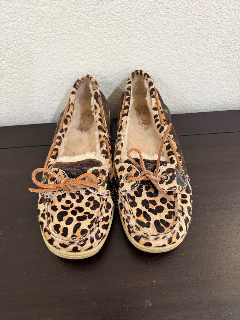 Fuzzy Sperry Leopard Print Moccasin Slippers with Shearling Lining Womens size 6